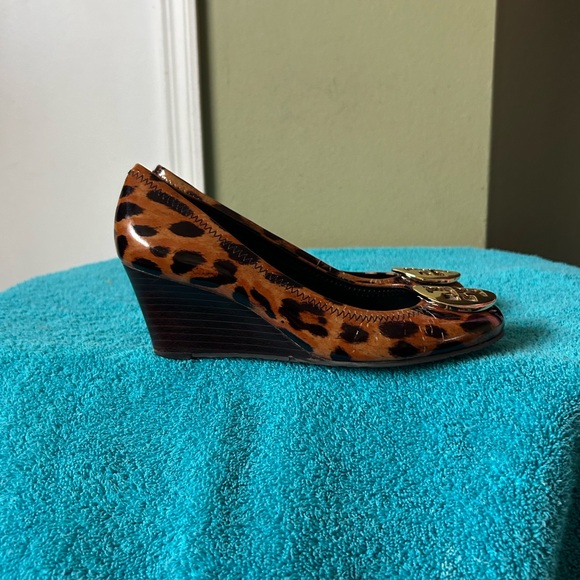Tory Burch Leopard Print Wedge Heels with Gold Logo - Picture 6 of 11